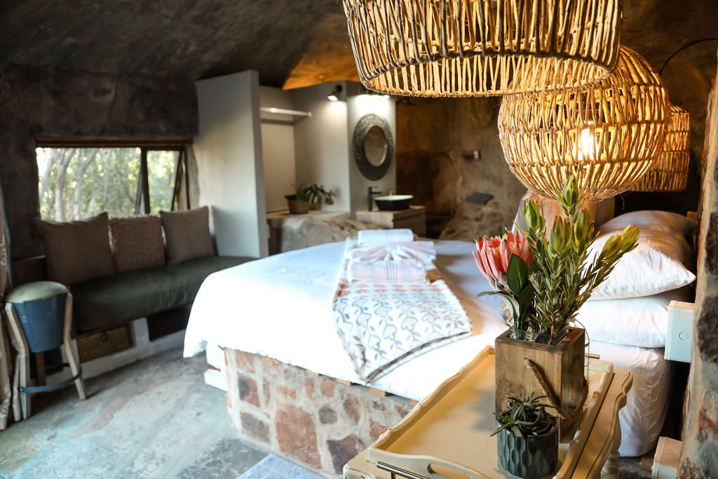 Warm cave chalet bedroom at Donkieskraal