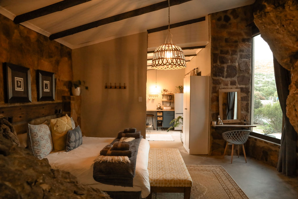 Eagles View cave chalet bedroom and kitchenette at Donkieskraal