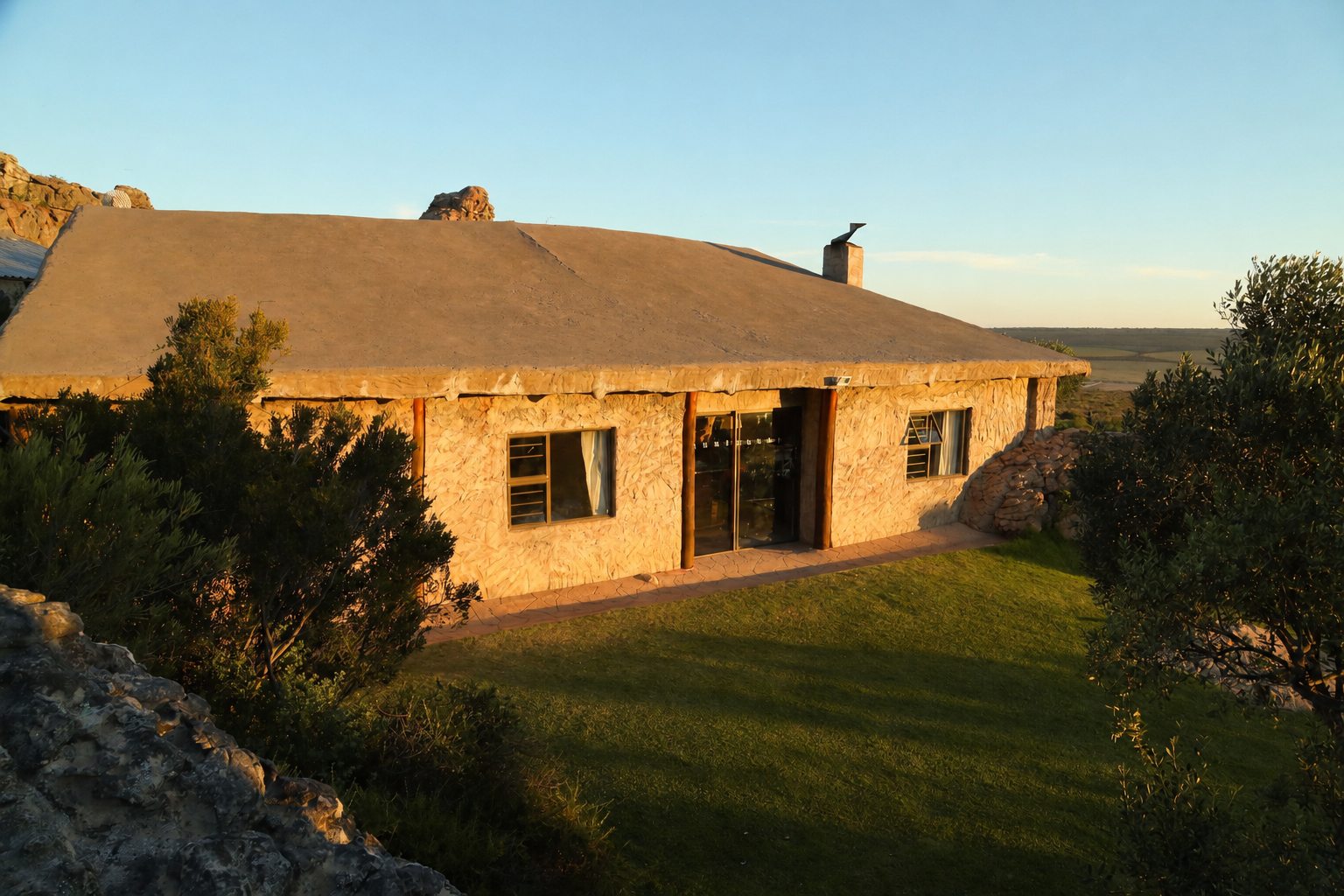 Hendre's House exterior and lawn at Donkieskraal