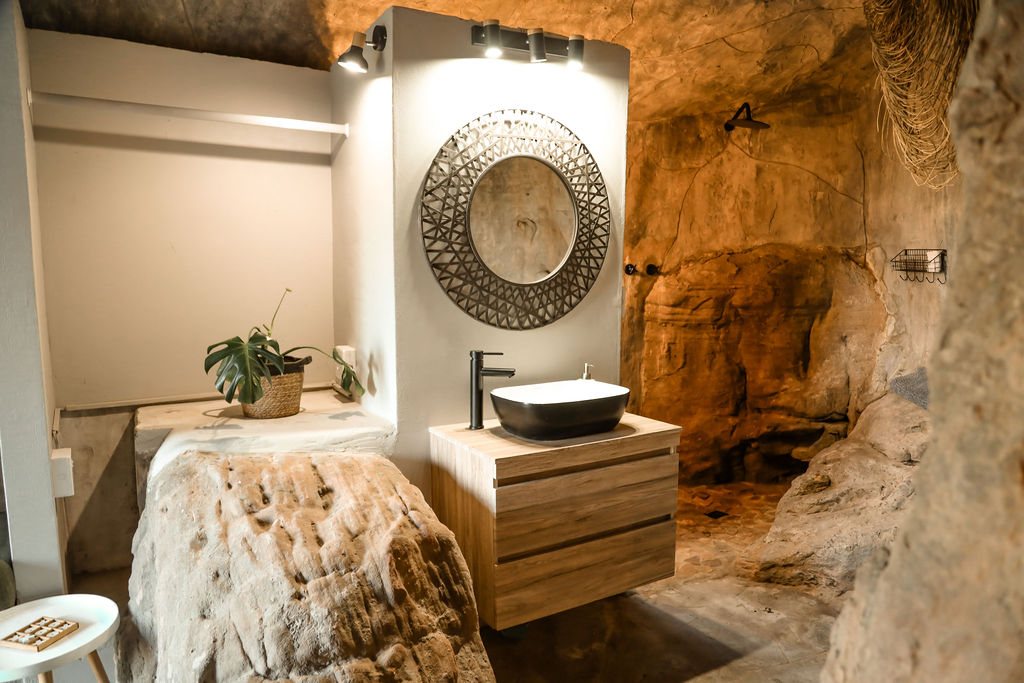 Natural rock bathroom inside a Donkieskraal cave chalet